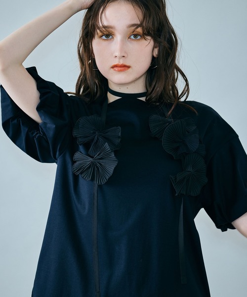 Audie a Muses(オーディアミューズ)の「フラワーモチーフヒモ付きカットソー(Tシャツ/カットソー・レディース・ブラック/オフホワイト・38/42)」の15枚目の写真