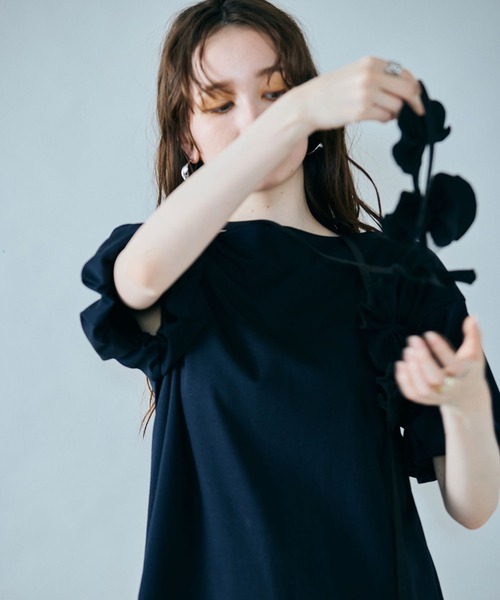 Audie a Muses(オーディアミューズ)の「フラワーモチーフヒモ付きカットソー(Tシャツ/カットソー・レディース・ブラック/オフホワイト・38/42)」の22枚目の写真