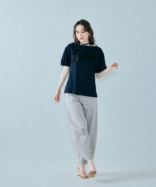 Audie a Muses(オーディアミューズ)の「フラワーモチーフヒモ付きカットソー(Tシャツ/カットソー・レディース・ブラック/オフホワイト・38/42)」の4枚目の写真
