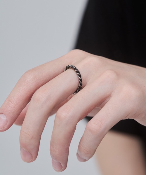 WYZ surgical stainless(ダブリューワイジィーサージカルステンレス)の「【 金属アレルギー対応 】ツイストデザイン リング サージカルステンレス(リング・メンズ・シルバー・18号/16号/20号)」の4枚目の写真