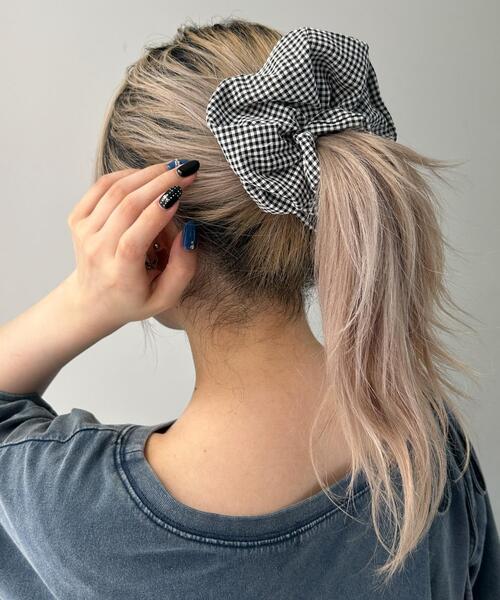 WEGO（ウィゴー）の「WEGO/ギンガムチェックシュシュ（シュシュ・レディース・サックスブルー/ライトピンク/ブラック/ライトパープル/レッド・FREE）」の2枚目の写真