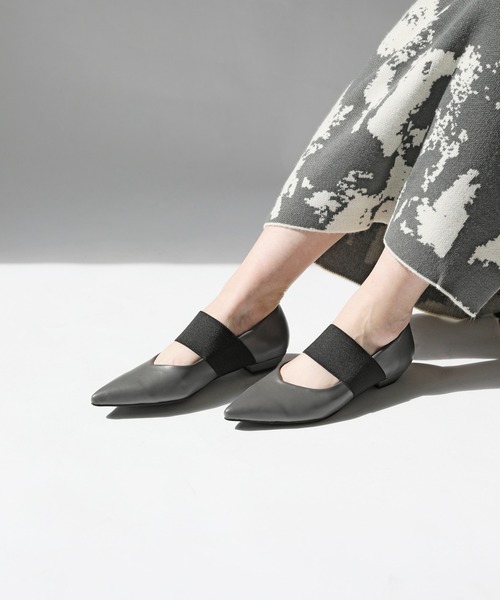 RiiiKa(リーカ)の「【RiiiKa/リーカ】ゴムストラップポインテッドトゥパンプス(パンプス・レディース・グレー/シルバー/ブラック・S/M/L/LL)」の2枚目の写真