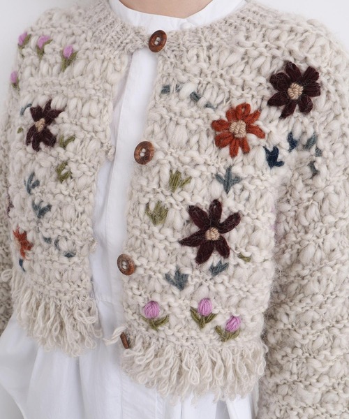 l'atelier du savon(アトリエドサボン)の「花の咲く散歩道 ハンドニットカーディガン(カーディガン/ボレロ・レディース・オフホワイト/ブラウン・FREE)」の3枚目の写真