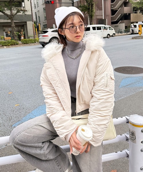 ROYAL PARTY（ロイヤルパーティー）の「【ZOZO限定】フードファー付袖ギャザー中綿ジャケット（その他アウター・レディース・オフホワイト/ブラック・FREE）」の4枚目の写真