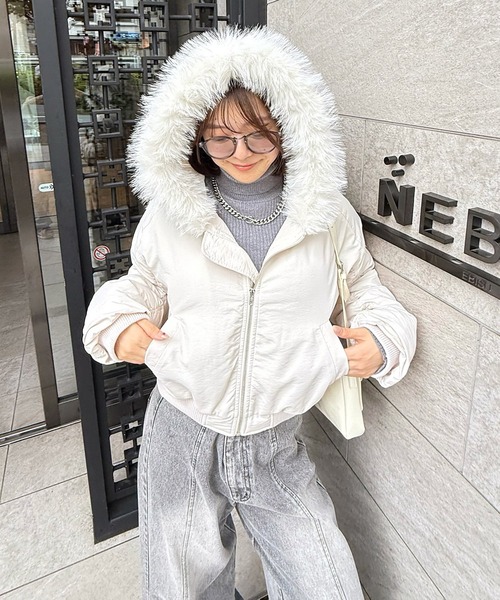 ROYAL PARTY（ロイヤルパーティー）の「【ZOZO限定】フードファー付袖ギャザー中綿ジャケット（その他アウター・レディース・オフホワイト/ブラック・FREE）」の5枚目の写真