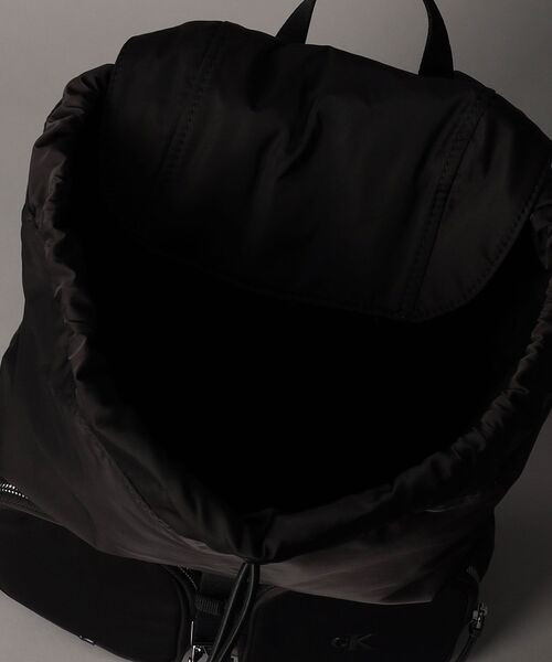 Calvin Klein（カルバン・クライン）の「ポケットナイロンフラップバックパック（バックパック/リュック・レディース・ブラック・FREE）」の2枚目の写真