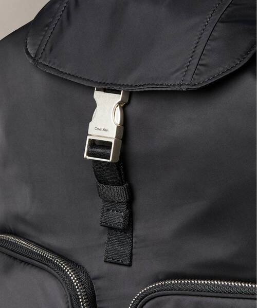 Calvin Klein（カルバン・クライン）の「ポケットナイロンフラップバックパック（バックパック/リュック・レディース・ブラック・FREE）」の6枚目の写真