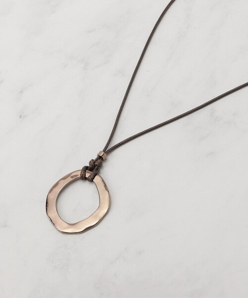 SHOO・LA・RUE（シューラルー）の「オープンリングひもネックレス（ネックレス・レディース・シルバー/ゴールド/ダークブラウン・00）」の5枚目の写真
