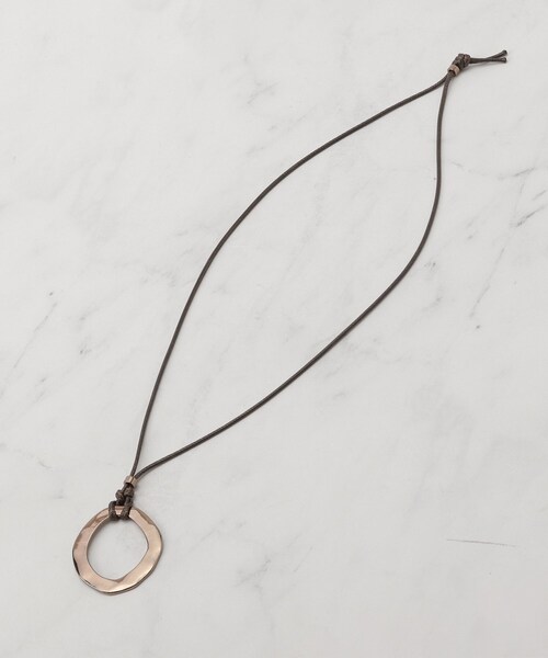 SHOO・LA・RUE（シューラルー）の「オープンリングひもネックレス（ネックレス・レディース・シルバー/ゴールド/ダークブラウン・00）」の6枚目の写真