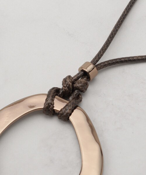 SHOO・LA・RUE（シューラルー）の「オープンリングひもネックレス（ネックレス・レディース・シルバー/ゴールド/ダークブラウン・00）」の7枚目の写真