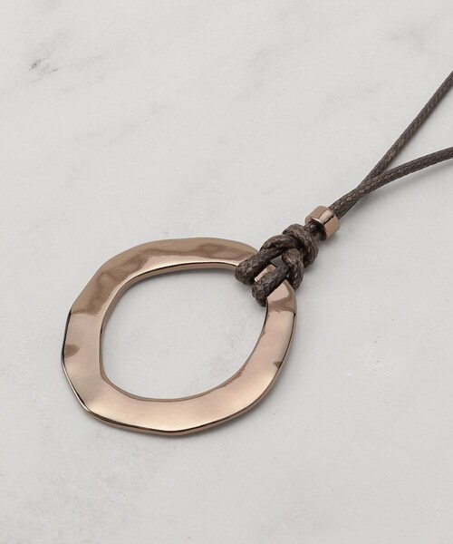 SHOO・LA・RUE（シューラルー）の「オープンリングひもネックレス（ネックレス・レディース・シルバー/ゴールド/ダークブラウン・00）」の9枚目の写真