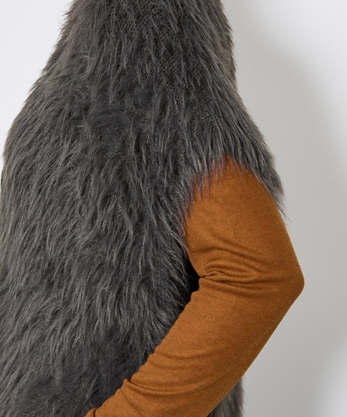 NOMINE(ノミネ)の「【NOMINE】ロング フェザー ニットベスト カーディガン(ベスト・レディース・チャコールグレー/ブラック・フリー)」の15枚目の写真