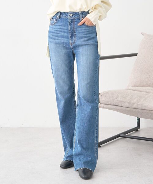 earth music&ecology（アースミュージックアンドエコロジー）の「セルフカットストレッチフレアデニムパンツ（デニムパンツ・レディース・ライトインディゴブルー/インディゴブルー・S/L/M）」の2枚目の写真