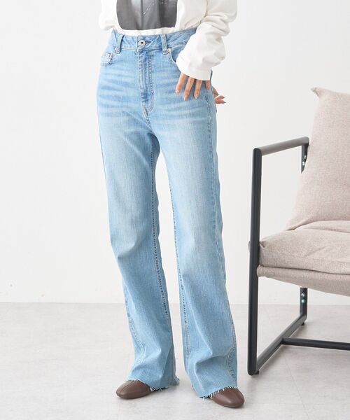 earth music&ecology（アースミュージックアンドエコロジー）の「セルフカットストレッチフレアデニムパンツ（デニムパンツ・レディース・ライトインディゴブルー/インディゴブルー・S/L/M）」の15枚目の写真