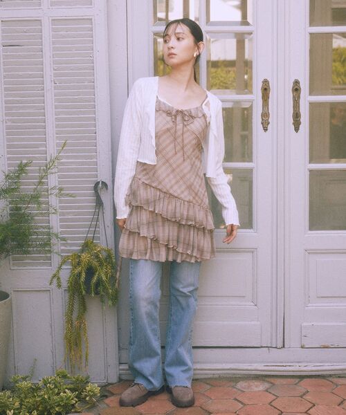 earth music&ecology（アースミュージックアンドエコロジー）の「セルフカットストレッチフレアデニムパンツ（デニムパンツ・レディース・ライトインディゴブルー/インディゴブルー・S/L/M）」の16枚目の写真