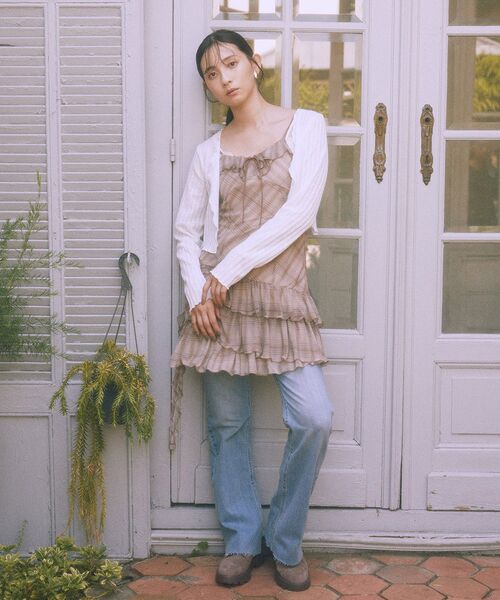 earth music&ecology（アースミュージックアンドエコロジー）の「セルフカットストレッチフレアデニムパンツ（デニムパンツ・レディース・ライトインディゴブルー/インディゴブルー・S/L/M）」の17枚目の写真