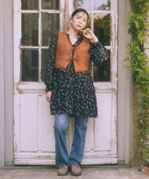 earth music&ecology（アースミュージックアンドエコロジー）の「セルフカットストレッチフレアデニムパンツ（デニムパンツ・レディース・ライトインディゴブルー/インディゴブルー・S/L/M）」の18枚目の写真