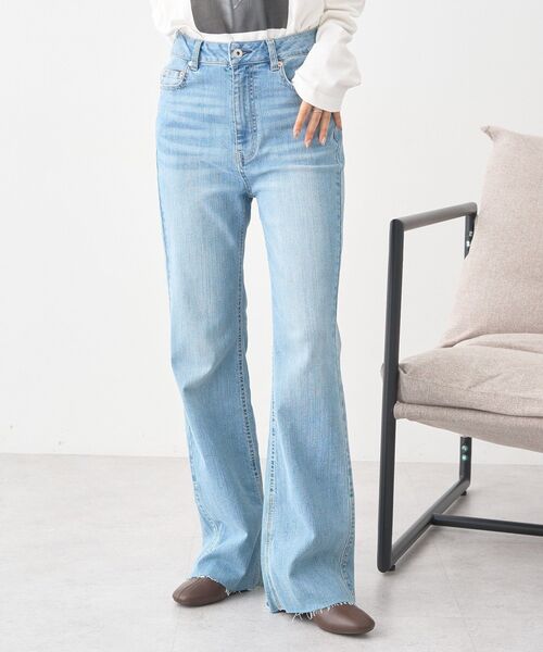 earth music&ecology（アースミュージックアンドエコロジー）の「セルフカットストレッチフレアデニムパンツ（デニムパンツ・レディース・ライトインディゴブルー/インディゴブルー・S/L/M）」の20枚目の写真