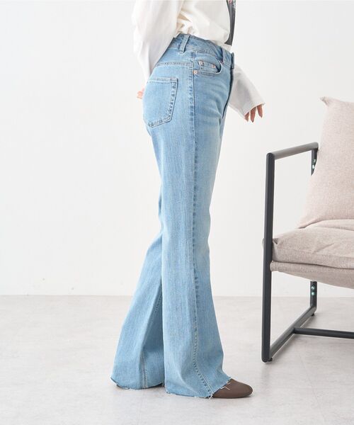 earth music&ecology（アースミュージックアンドエコロジー）の「セルフカットストレッチフレアデニムパンツ（デニムパンツ・レディース・ライトインディゴブルー/インディゴブルー・S/L/M）」の21枚目の写真