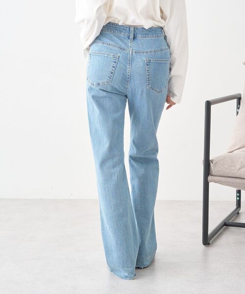 earth music&ecology（アースミュージックアンドエコロジー）の「セルフカットストレッチフレアデニムパンツ（デニムパンツ・レディース・ライトインディゴブルー/インディゴブルー・S/L/M）」の22枚目の写真