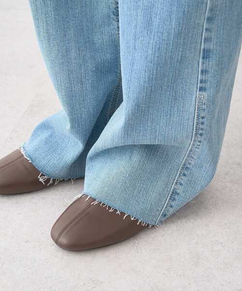 earth music&ecology（アースミュージックアンドエコロジー）の「セルフカットストレッチフレアデニムパンツ（デニムパンツ・レディース・ライトインディゴブルー/インディゴブルー・S/L/M）」の4枚目の写真