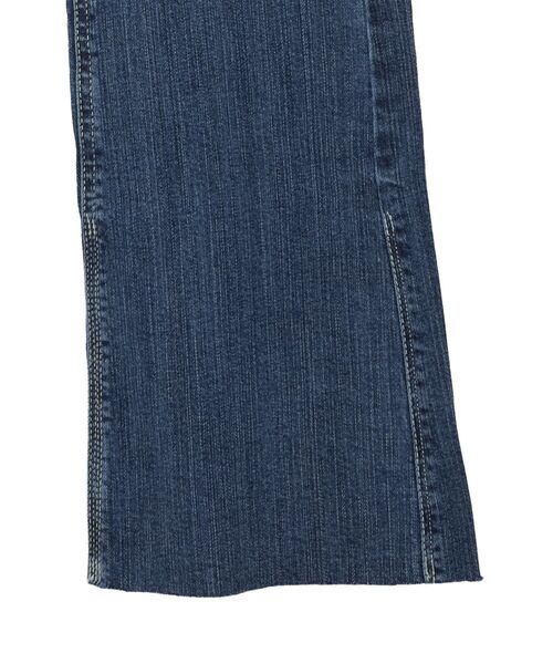 earth music&ecology（アースミュージックアンドエコロジー）の「セルフカットストレッチフレアデニムパンツ（デニムパンツ・レディース・ライトインディゴブルー/インディゴブルー・S/L/M）」の8枚目の写真