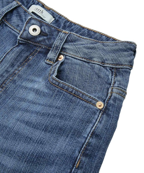 earth music&ecology（アースミュージックアンドエコロジー）の「セルフカットストレッチフレアデニムパンツ（デニムパンツ・レディース・ライトインディゴブルー/インディゴブルー・S/L/M）」の9枚目の写真