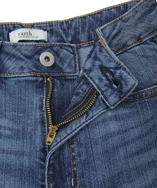 earth music&ecology（アースミュージックアンドエコロジー）の「セルフカットストレッチフレアデニムパンツ（デニムパンツ・レディース・ライトインディゴブルー/インディゴブルー・S/L/M）」の10枚目の写真