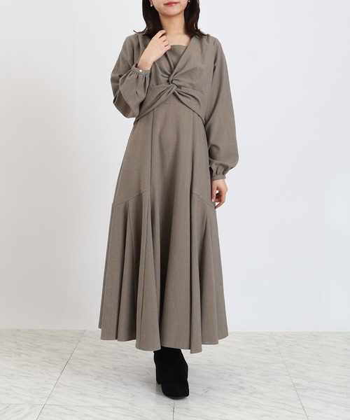 ASTORIA ODIER(アストリアオディール)の「ツイストフレアワンピース(花柄・千鳥格子柄)(ワンピース・レディース・キャメル/ブラック/グレイッシュベージュ・MEDIUM)」の3枚目の写真
