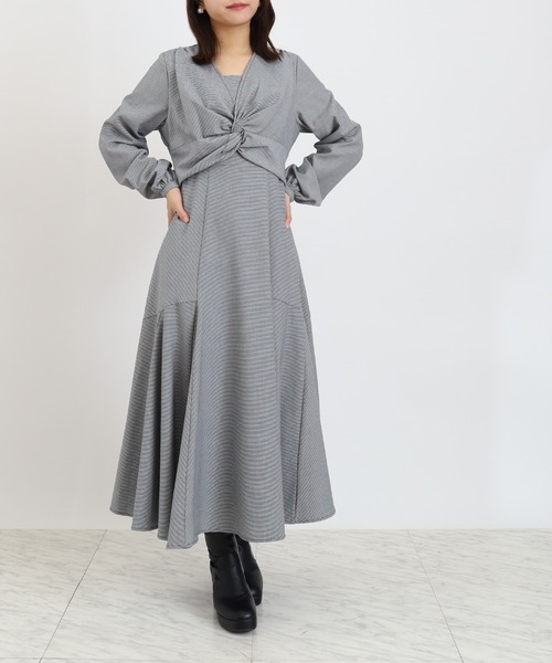 ASTORIA ODIER(アストリアオディール)の「ツイストフレアワンピース(花柄・千鳥格子柄)(ワンピース・レディース・キャメル/ブラック/グレイッシュベージュ・MEDIUM)」の2枚目の写真