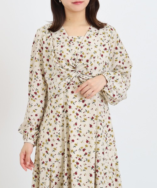 ASTORIA ODIER(アストリアオディール)の「ツイストフレアワンピース(花柄・千鳥格子柄)(ワンピース・レディース・キャメル/ブラック/グレイッシュベージュ・MEDIUM)」の7枚目の写真