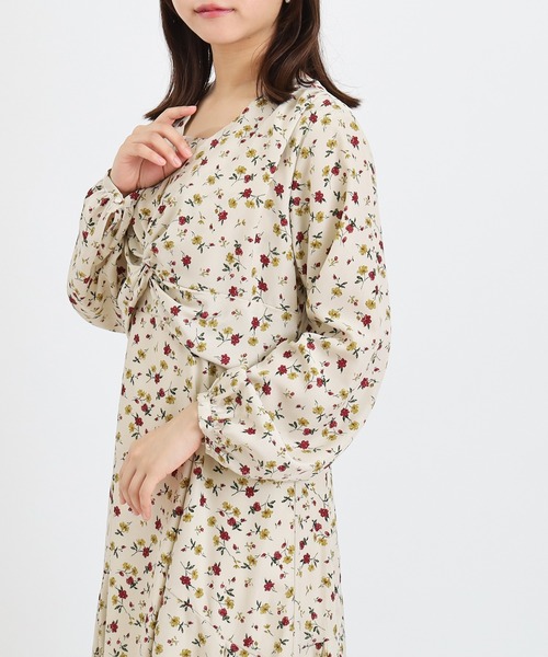 ASTORIA ODIER(アストリアオディール)の「ツイストフレアワンピース(花柄・千鳥格子柄)(ワンピース・レディース・キャメル/ブラック/グレイッシュベージュ・MEDIUM)」の8枚目の写真
