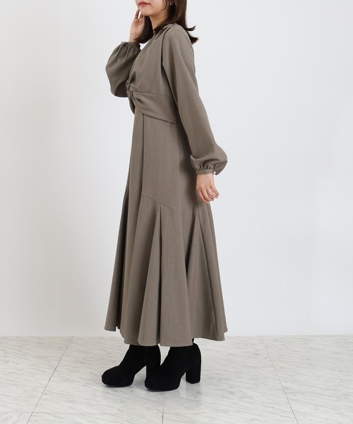 ASTORIA ODIER(アストリアオディール)の「ツイストフレアワンピース(花柄・千鳥格子柄)(ワンピース・レディース・キャメル/ブラック/グレイッシュベージュ・MEDIUM)」の12枚目の写真