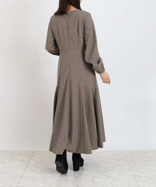 ASTORIA ODIER(アストリアオディール)の「ツイストフレアワンピース(花柄・千鳥格子柄)(ワンピース・レディース・キャメル/ブラック/グレイッシュベージュ・MEDIUM)」の13枚目の写真