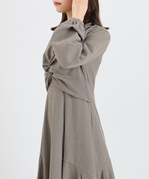 ASTORIA ODIER(アストリアオディール)の「ツイストフレアワンピース(花柄・千鳥格子柄)(ワンピース・レディース・キャメル/ブラック/グレイッシュベージュ・MEDIUM)」の16枚目の写真
