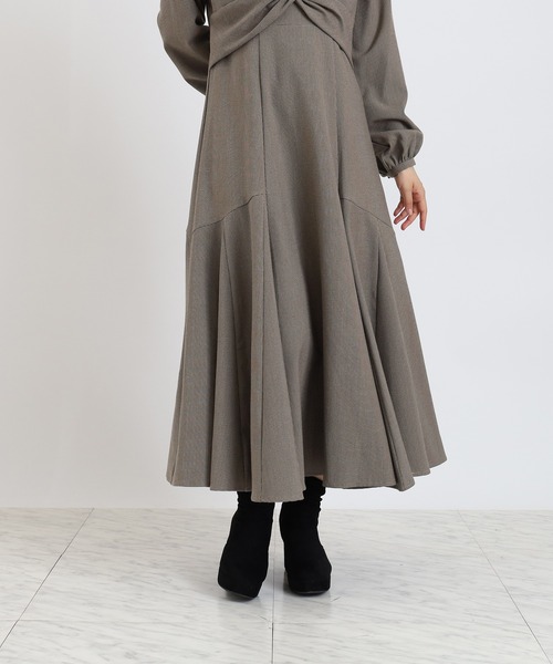 ASTORIA ODIER(アストリアオディール)の「ツイストフレアワンピース(花柄・千鳥格子柄)(ワンピース・レディース・キャメル/ブラック/グレイッシュベージュ・MEDIUM)」の17枚目の写真