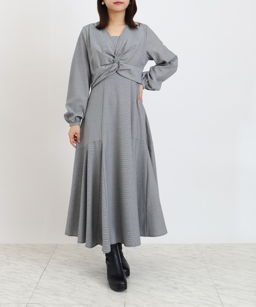 ASTORIA ODIER(アストリアオディール)の「ツイストフレアワンピース(花柄・千鳥格子柄)(ワンピース・レディース・キャメル/ブラック/グレイッシュベージュ・MEDIUM)」の18枚目の写真