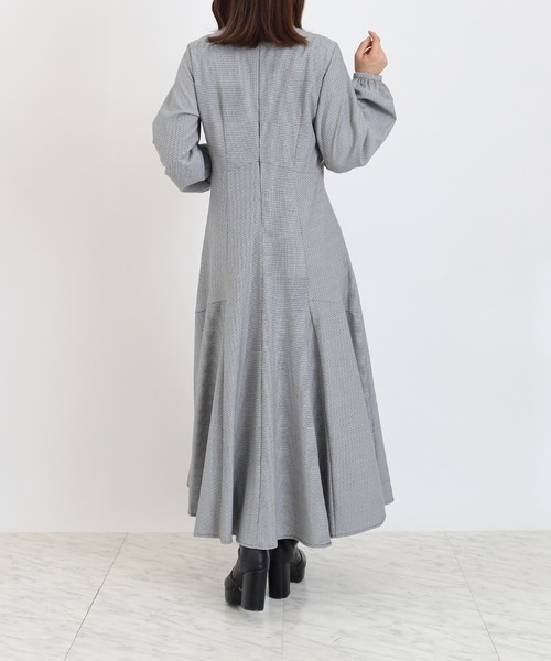 ASTORIA ODIER(アストリアオディール)の「ツイストフレアワンピース(花柄・千鳥格子柄)(ワンピース・レディース・キャメル/ブラック/グレイッシュベージュ・MEDIUM)」の20枚目の写真