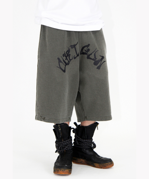 CRIGUN(クリガン)の「アートワークバミューダパンツピグメントKHAKI(その他パンツ・レディース・カーキ・MEDIUM/LARGE/X-LARGE)」の3枚目の写真
