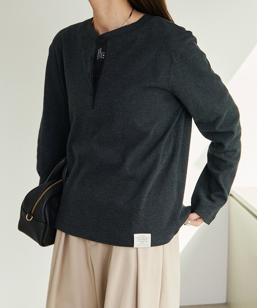 PUAL CE CIN（ピュアルセシン）の「スムース起毛2WAYヘンリーネックカットソー（Tシャツ/カットソー・レディース・オフホワイト/グレー/チャコール・FREE）」の3枚目の写真