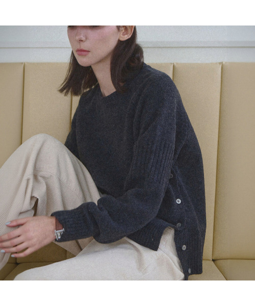 SLOWLOLLI（スローローリ）の「[ウール50%] コージーラムウールニット_4カラー（ニット/セーター・レディース・ダークパープル/グレー/チャコール/アイボリー・FREE）」の4枚目の写真