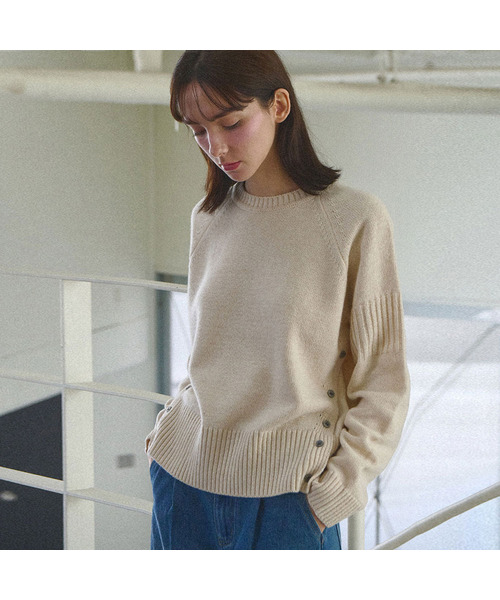 SLOWLOLLI（スローローリ）の「[ウール50%] コージーラムウールニット_4カラー（ニット/セーター・レディース・ダークパープル/グレー/チャコール/アイボリー・FREE）」の2枚目の写真