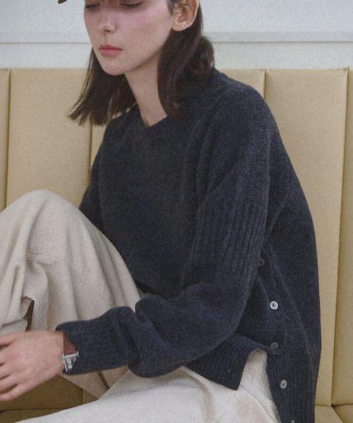 SLOWLOLLI（スローローリ）の「[ウール50%] コージーラムウールニット_4カラー（ニット/セーター・レディース・ダークパープル/グレー/チャコール/アイボリー・FREE）」の10枚目の写真