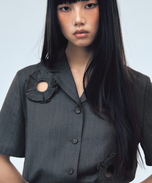 フラワーカットアウトテーラードシャツ_グレー