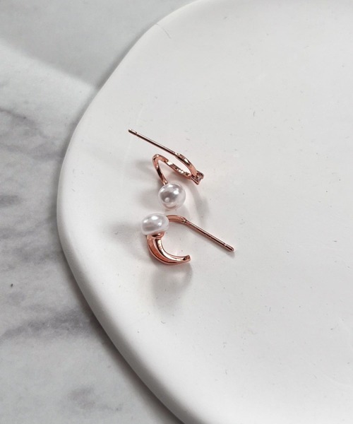 yu-ka(ユーカ)の「YU-KA:パールデザインスタッドピアス Pearl design stud pierce(ピアス(両耳用)・レディース・ゴールド/ピンクゴールド・FREE)」の4枚目の写真