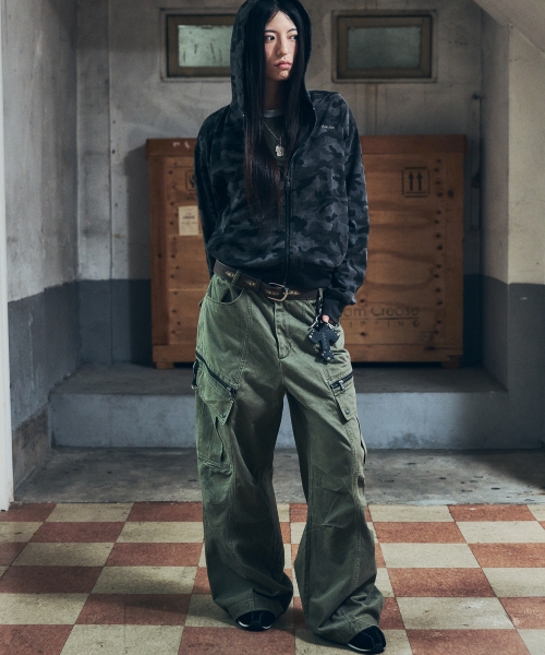 セール】Knee Pin-Tuck Zippered Cargo Pants (Khaki)（その他パンツ