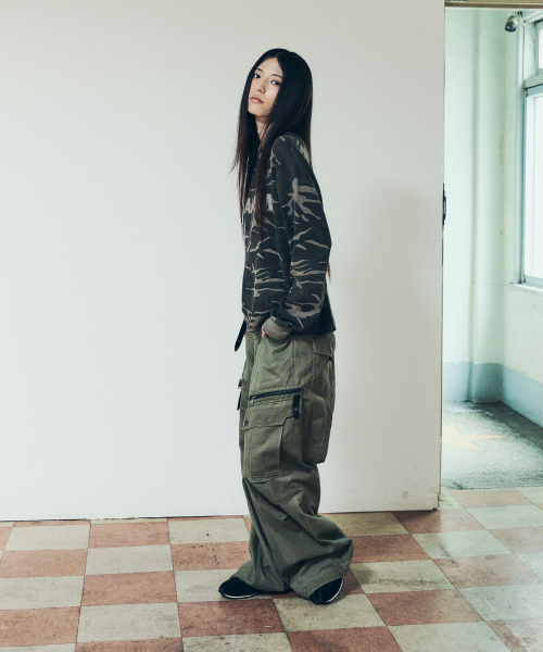 AAKAM（アーカム）の「Knee Pin-Tuck Zippered Cargo Pants (Khaki)（その他パンツ・レディース・その他・2/1）」の7枚目の写真