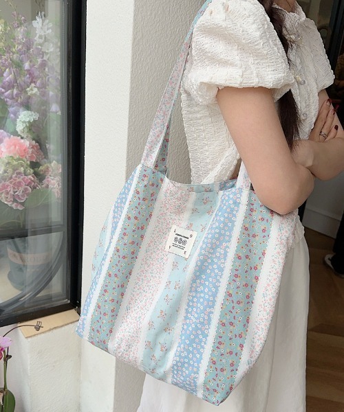 TONE SELECT GOODS(トーンセレクトグッズ)の「【urge select】小花柄 プリント トートバッグ【A4サイズ収納可能】(トートバッグ・レディース・ピンク系/ブルー系・FREE)」の1枚目の写真