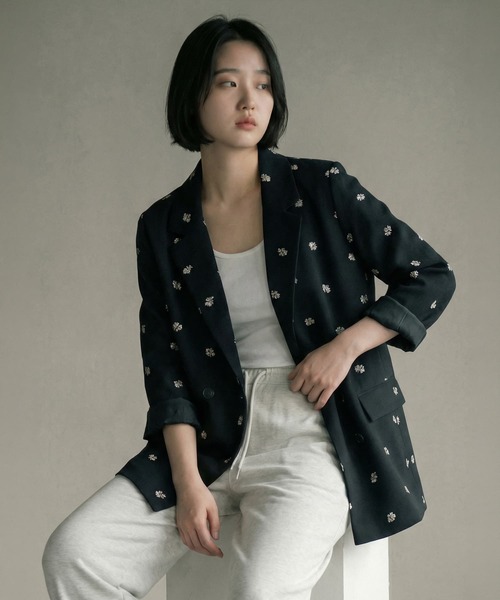 STYLE DELI(スタイルデリ)の「【BLK001】花柄刺繍ツイルテーラードジャケット(テーラードジャケット・レディース・グリーン/グレー/ブラック・FREE)」の1枚目の写真