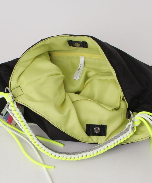 COMMON WARE(コモンウェアー)の「EM:cheek チーク neon handle TA shoulder ナイロンハンドルショルダー(トートバッグ・レディース・ブラック/キャメル/グレー・FREE)」の22枚目の写真